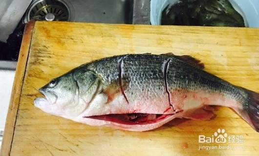 怎样在家自己做清蒸鲈鱼。