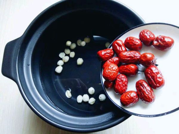 冰糖红枣银耳雪梨汤