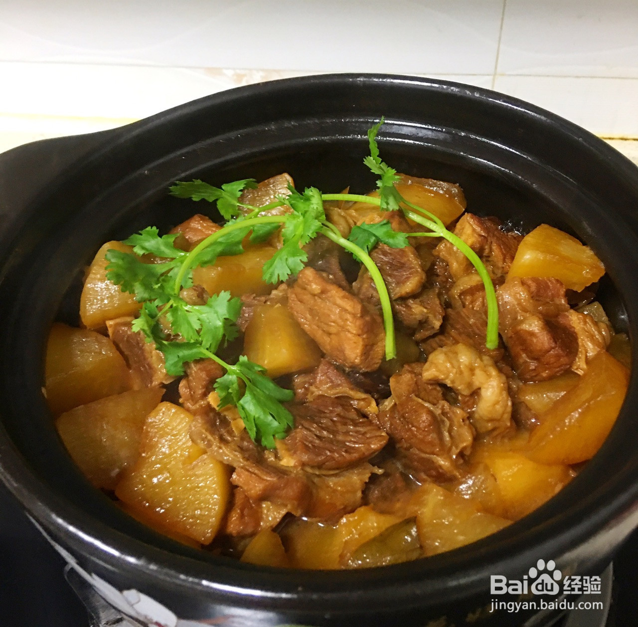 红烧萝卜牛腩煲的做法