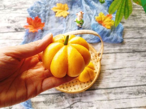 南瓜豆沙包、红枣小米粥