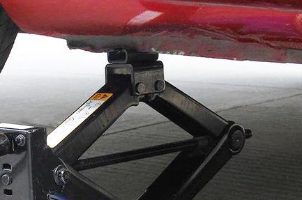 保养车辆用千斤顶顶起车头安全吗