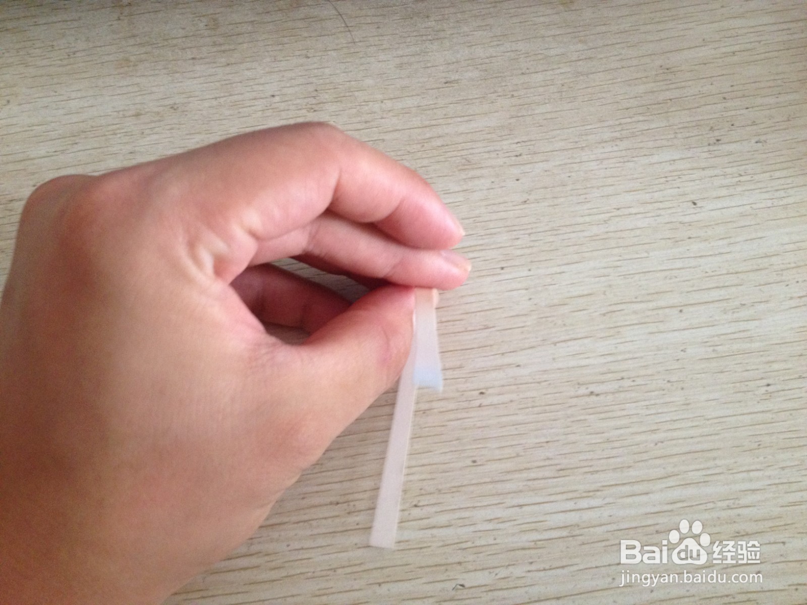 如何用一个细长的硬卡纸做四支中性笔的简易支架