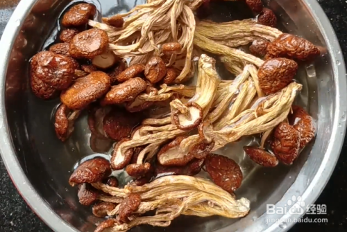 茶树菇煨南瓜，多一个步骤，比大鱼大肉好吃