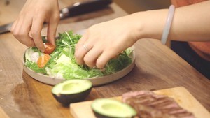 年夜饭-牛排大拌菜怎么做