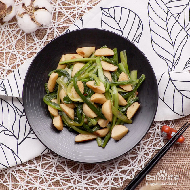 鱼丸炒油麦菜的做法