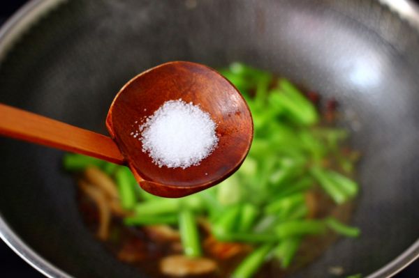 芹菜香菇北极虾小炒