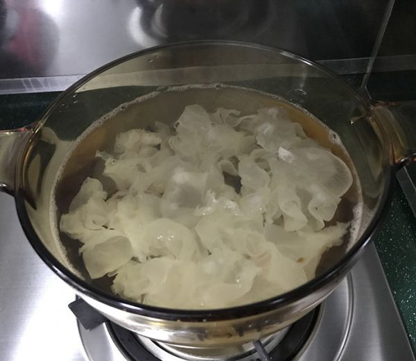 桃胶藏红花雪梨银耳汤