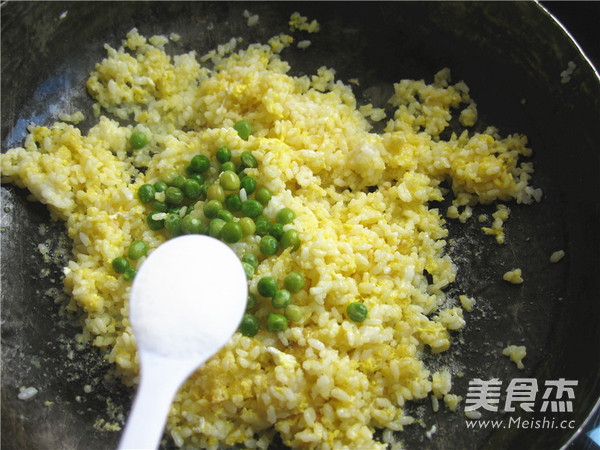 腊肠豌豆蛋炒饭