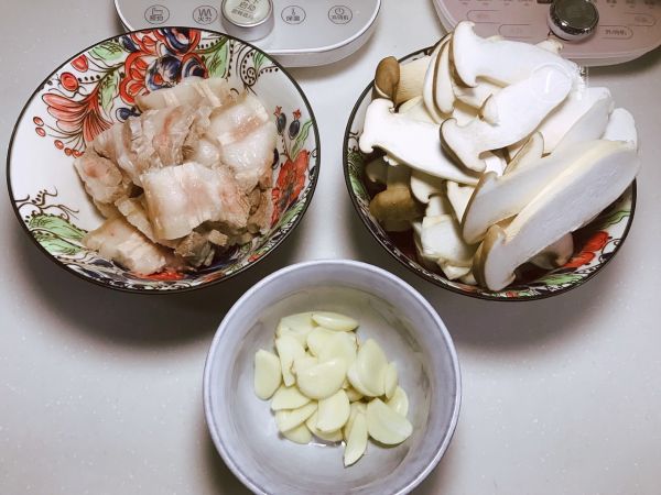 杏鲍菇炒五花肉