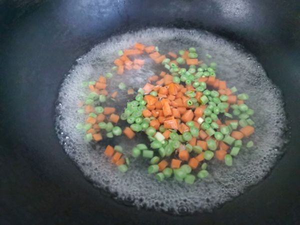 杂蔬虾仁火腿蛋炒饭