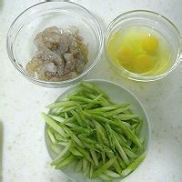 在家制作美味的芦笋虾仁炒鸡蛋