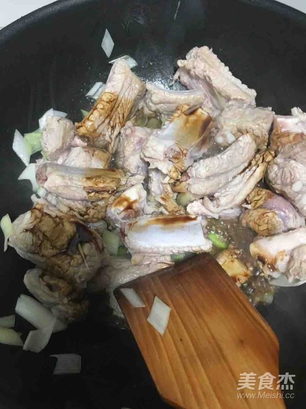 土豆炖排骨的做法