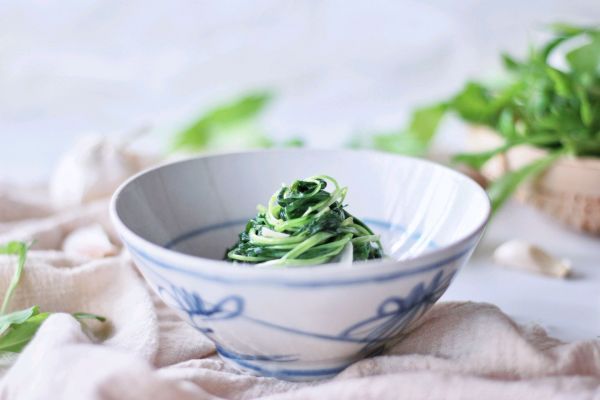 蒜片清炒马兰头