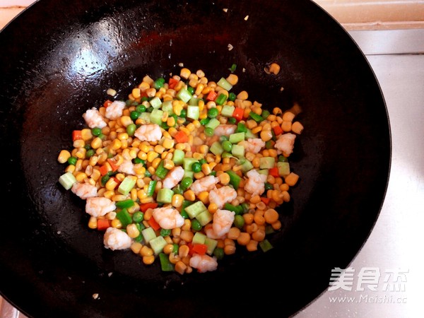 虾丁玉米粒的做法