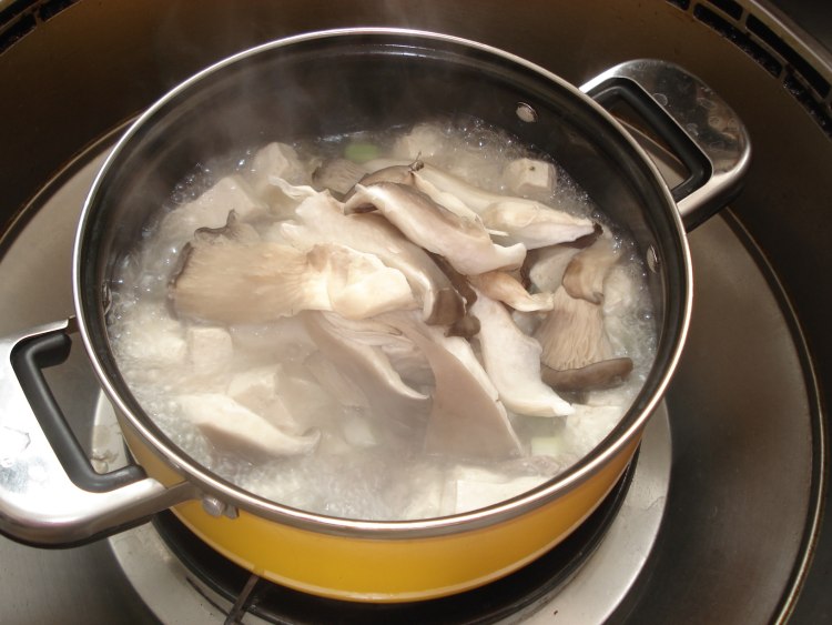 健康美味平菇豆腐煲的做法，妈妈们学会了吗？