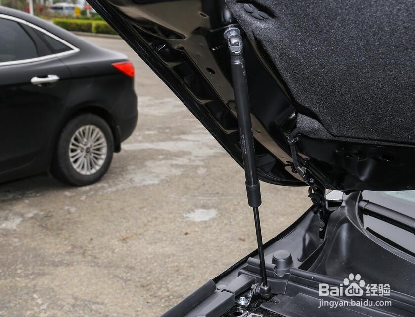 雅阁引擎盖怎么打开 发动机盖开关在哪里