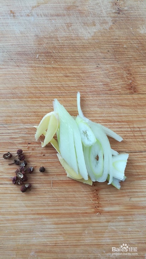 虾仁锅巴的做法