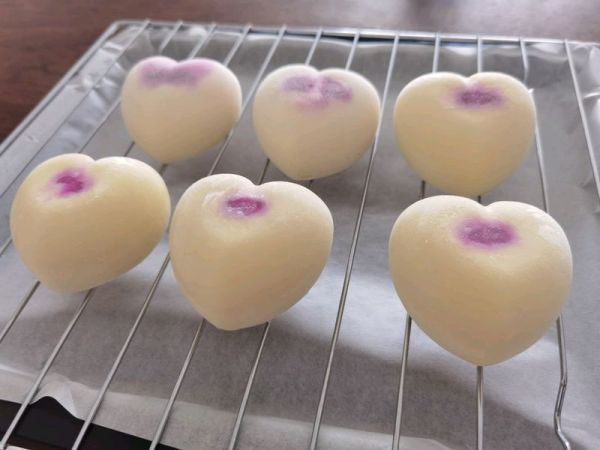 爱心白巧克力夹心慕斯蛋糕