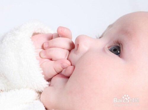 如何安全地给宝宝剪指甲