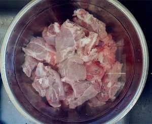 美颜排骨莲藕汤的做饭