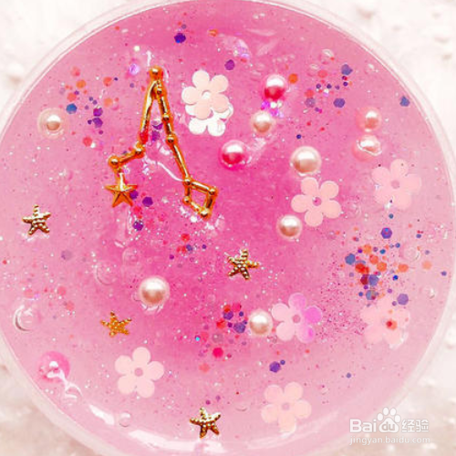 将起泡胶像和面一样揉起来,揉的次数越多起泡胶会越劲道,在玩的时候