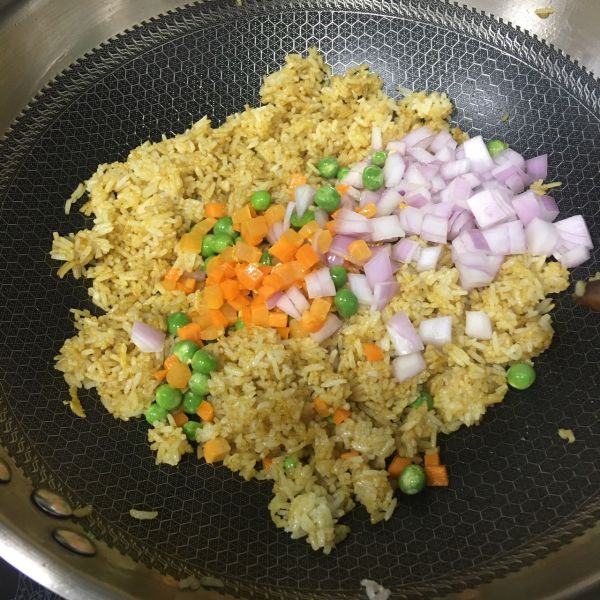 鲜蔬咖喱蛋炒饭