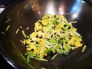 韭黄虾仁炒蛋的做法