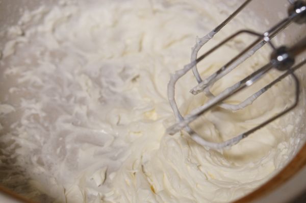 草莓鲜奶蛋糕卷