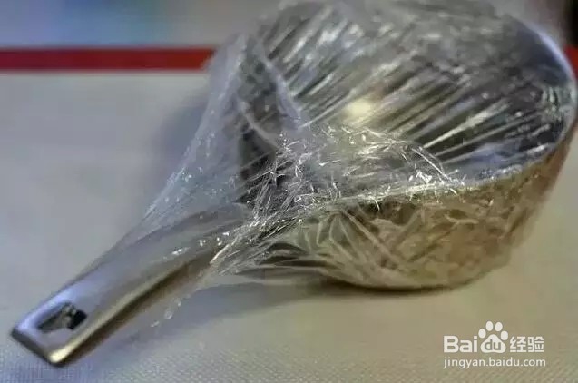 锅表面的顽垢竟然能这么轻松去除！太有用了