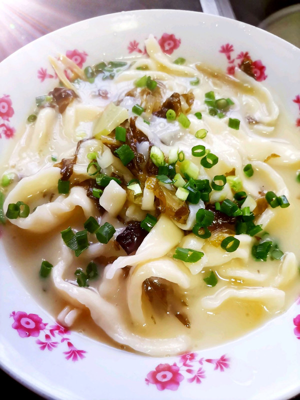 一碗酸菜手擀面