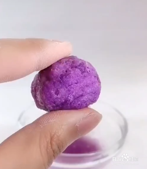 用厨房里的盐来做好玩的弹力球