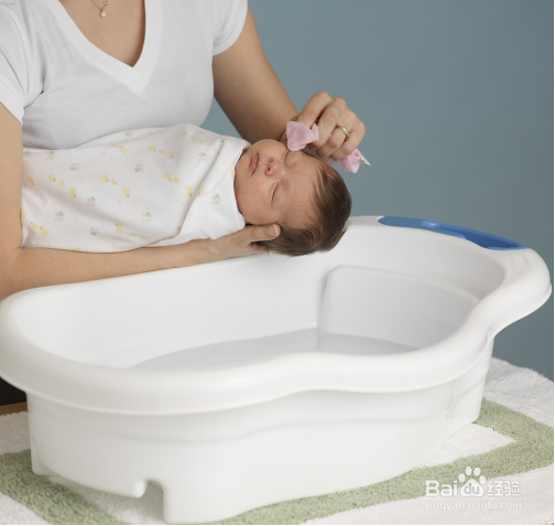 宝宝洗澡爱哭闹？Get正确姿势 让宝贝爱上洗澡！