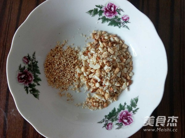 果仁拌蕨菜的做法