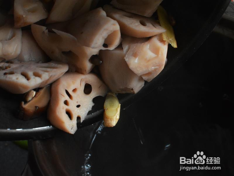 莲藕黑豆炖鸡汤的做法