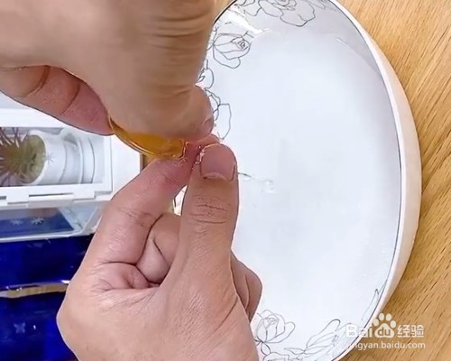 手指沾上了502胶水,怎样轻松去除