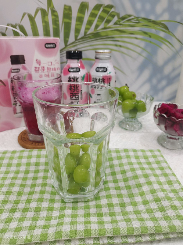 青提桃桃养乐多