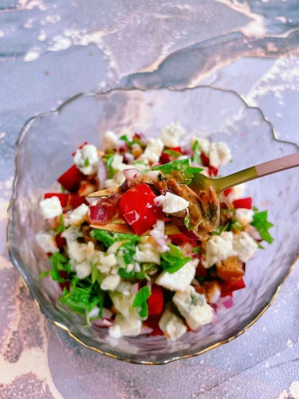 番茄鲭鱼甜菜头蓝纹奶酪沙拉