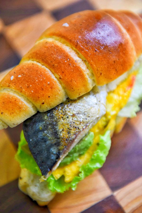 青花鱼牛油果三明治