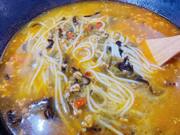 酸豆角肉末米粉