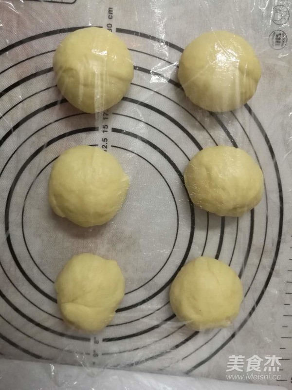 毛毛虫豆沙面包