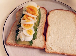 牛油果鸡蛋火腿三明治怎么做？早餐最美食物~