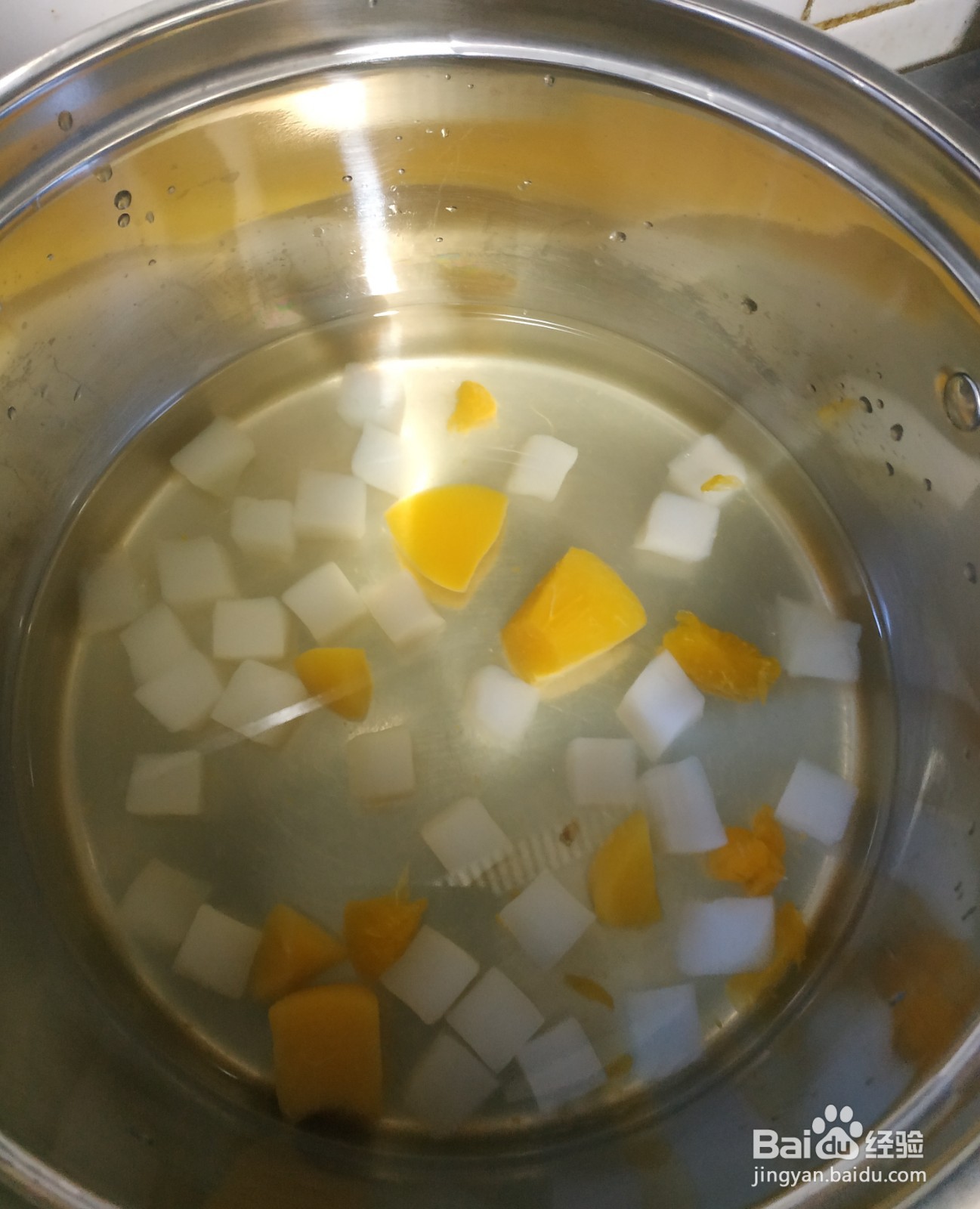 如何在家用白凉粉制作爽口的水果果冻