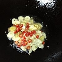 香辣姜葱爆炒花甲的做法