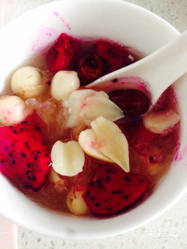 火龙果莲子百合红枣银耳汤