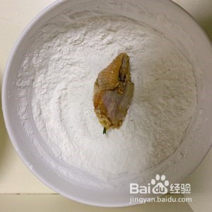好吃到吮指的蒜香鸡翅制作步骤！