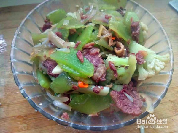 牛肉炒莴苣洋葱的做法