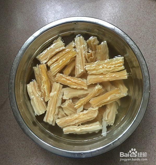 腐竹烧土鸡的做法