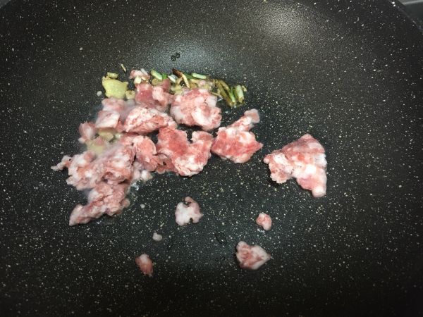 杂蔬肉沫鸡蛋面