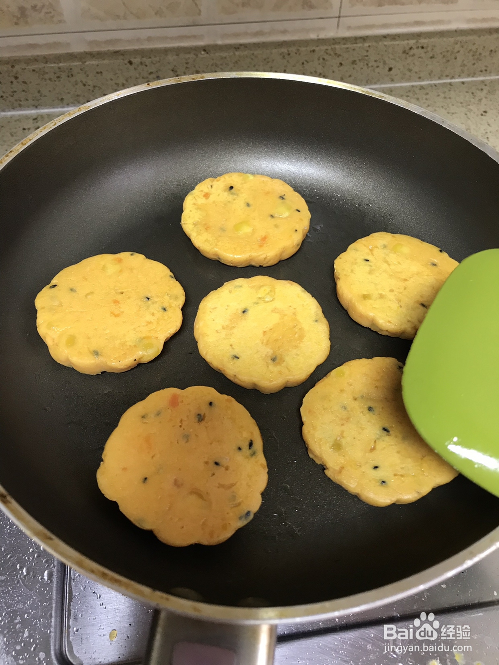 做出入味的红薯玉米芝麻饼