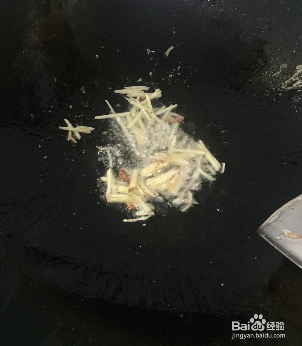 五花肉炒酸菜的简单做法。